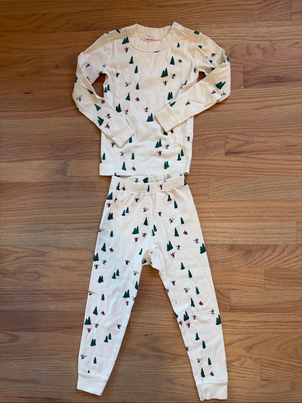 Hanna Andersson Cream Pajama Set with Green Tree and Red Ski Motif